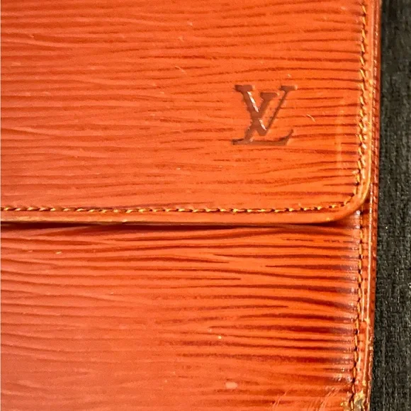 Vintage authentic Louis Vuitton Epi leather wallet - Picture 7 of 9